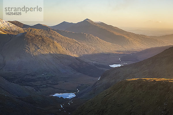 Die Seen des Black Valley in Kerry  umgeben von den MacGillycuddy's Reeks; Grafschaft Kerry  Irland