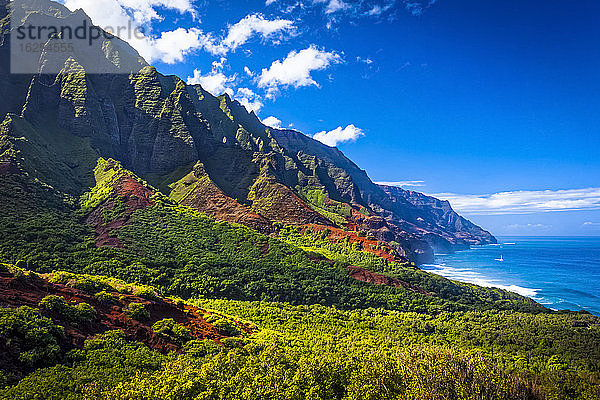 Zerklüftete Berge an der Küste von Na Pali und im Kalalau-Tal  vom Kalalau Trail aus gesehen  Na Pali Coast State Park; Kauai  Hawaii  Vereinigte Staaten von Amerika