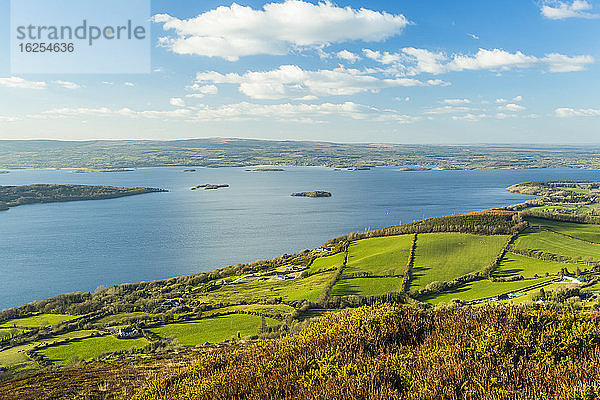 Lough Derg Lake und Umgebung mit grünen Feldern an einem sonnigen Sommertag bei blauem Himmel; Taut  County Tipperary  Irland