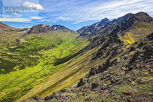 Flaketop Mountain  Chugach Mountains und Campbell Creek unter blauem Himmel  Chugach State Park  Süd-Zentral-Alaska im Sommer; Anchorage  Alaska  Vereinigte Staaten von Amerika