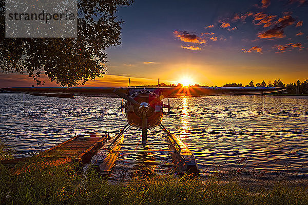 Sonnenuntergang hinter einem Wasserflugzeug auf der Lake Hood Wasserflugzeug-Basis  Süd-Zentral-Alaska im Sommer; Anchorage  Alaska  Vereinigte Staaten von Amerika