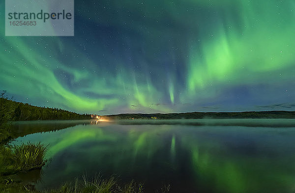 Leuchtend grünes Polarlicht spiegelt sich im Herbst am Birch Lake im Inneren Alaskas; Fairbanks  Alaska  Vereinigte Staaten von Amerika