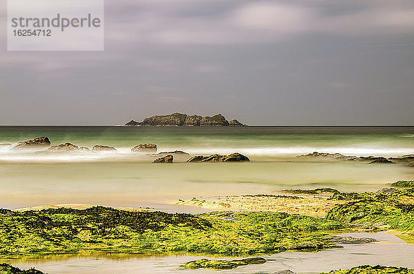 Lange Freilegung eines Strandes in Cornwall in der Constantine Bay; Newquay  Cornwall  England