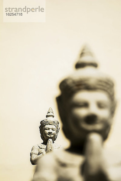 Statuen in einem kambodschanischen Tempel; Phnom Penh  Phnom Penh  Kambodscha