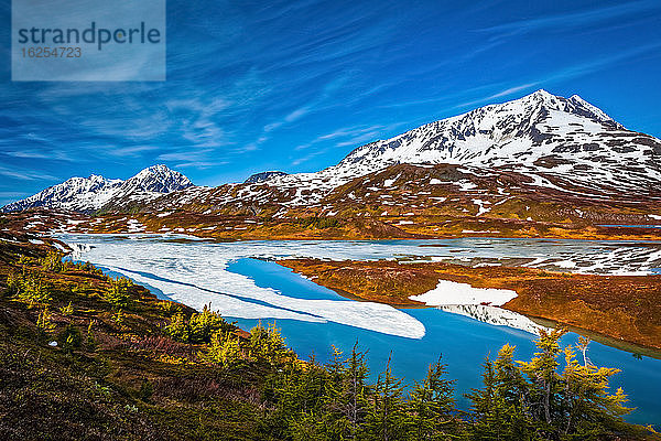 Mount Ascension  Auferstehungsgipfel und halb gefrorener Verlorener See  Chugach National Forest  Kenai-Halbinsel  Süd-Zentral-Alaska im Frühling; Seward  Alaska  Vereinigte Staaten von Amerika