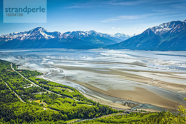 Turnagain Arm of Cook Inlet unter blauem Himmel  Chugach State Park  Süd-Zentral-Alaska im Sommer; Alaska  Vereinigte Staaten von Amerika