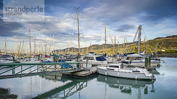 Boote in einem Hafen  die sich in ruhigem Wasser spiegeln; Neuseeland