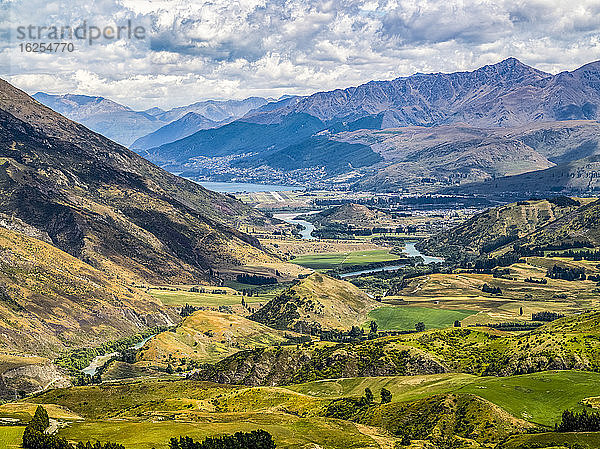 Aussichtspunkt an der Arrow Junction an der Crown Range Road zwischen Queenstown und Wanaka in Neuseeland an einem ziemlich dramatischen Sommertag; Southland  Südinsel  Neuseeland