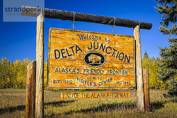 Willkommenszeichen von Delta Junction  Inner-Alaska im Herbst; Delta Junction  Alaska  Vereinigte Staaten von Amerika