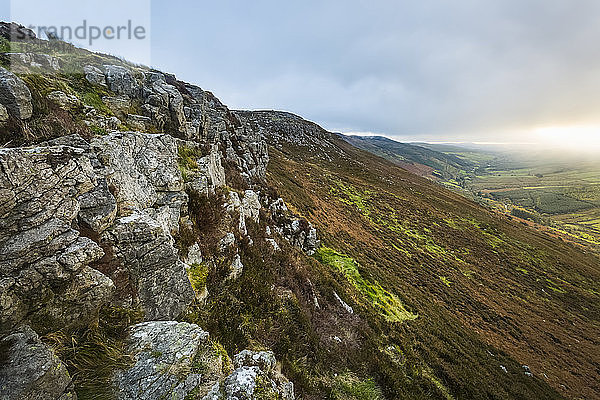 Kleine Klippen entlang der Spitze der Silvermine-Gebirge an einem bewölkten Tag; Grafschaft Tipperary  Irland