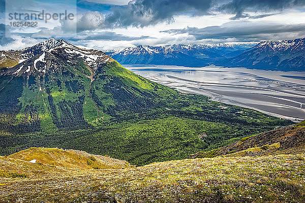 Blick vom Bird Ridge auf das Bird Creek Valley und den Turnagain Arm  Chugach State Park  Süd-Zentral-Alaska im Sommer; Alaska  Vereinigte Staaten von Amerika