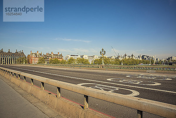 Westminster Bridge im morgendlichen Berufsverkehr während der nationalen Abriegelung  Covid-19-Weltpandemie; London  England