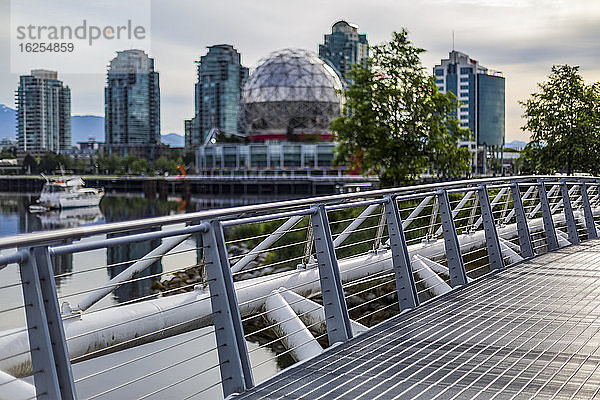 Science World und Wohn- und Geschäftsgebäude bei Sonnenuntergang entlang der Uferpromenade von Vancouver  von einer Fußgängerbrücke über den False Creek aus gesehen; Vancouver  British Columbia  Kanada