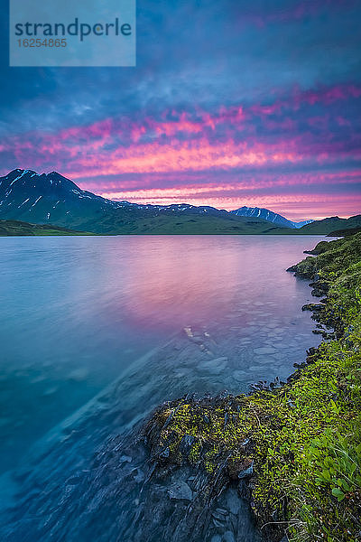 Verlorener See bei Sonnenuntergang  Chugach National Forest  Kenai-Halbinsel  Süd-Zentral-Alaska im Sommer; Seward  Alaska  Vereinigte Staaten von Amerika