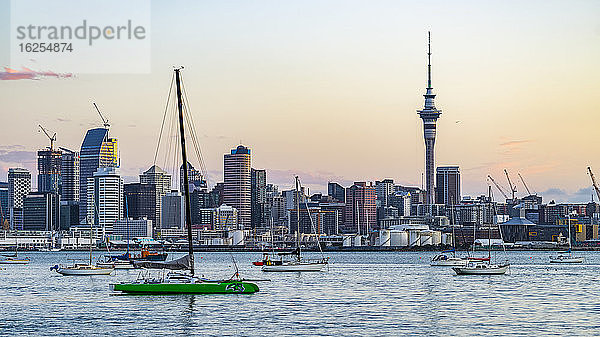 Boote im Hafen entlang der Küste von Auckland  bei Sonnenuntergang vom Sulphur Beach Reserve aus gesehen; Auckland  Nordinsel  Neuseeland
