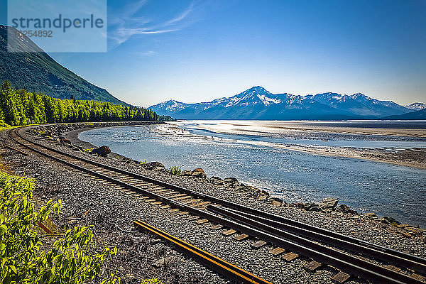 Eisenbahngleise in Alaska entlang des Turnagain Arm of Cook Inlet  Chugach Mountains im Hintergrund  Süd-Zentral-Alaska im Sommer; Portage  Alaska  Vereinigte Staaten von Amerika