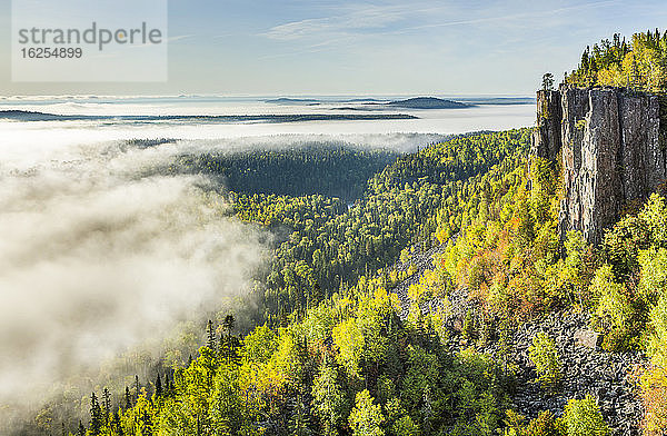 Sonnenaufgang über einem nebligen  nebligen Tal im Kanadischen Schild; Dorian  Ontario  Kanada