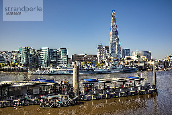 Blick von der Tower Bridge auf London und die Themse; London  England  UK