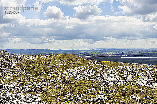 Rand eines Hügels mit Blick auf den Burren-Nationalpark an einem sonnigen Sommertag; Grafschaft Clare  Irland