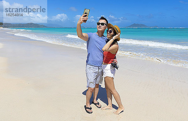 Ein asiatisches Ehepaar genießt einen Urlaub im Kailua Beach Park: Kailua  Oahu  Hawaii  Vereinigte Staaten von Amerika
