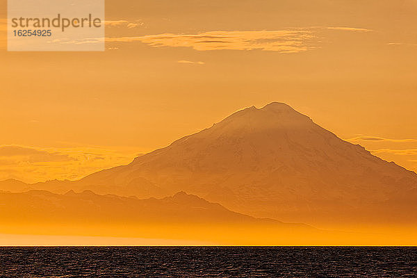 Mount Redoubt in Goldorange bei Sonnenuntergang  Kenai-Halbinsel  Süd-Zentral-Alaska im Sommer; Ninilchik  Alaska  Vereinigte Staaten von Amerika