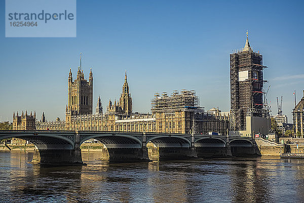 Westminster Bridge im morgendlichen Berufsverkehr während der nationalen Abriegelung  Covid-19-Weltpandemie; London  England