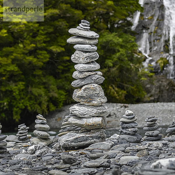 Stapel von Balanciersteinen auf einer felsigen Landschaft; Neuseeland