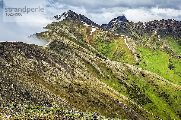 Bird Peak  vom Bird Ridge aus gesehen  unter bedecktem Himmel  Chugach State Park  Süd-Zentral-Alaska im Sommer; Alaska  Vereinigte Staaten von Amerika