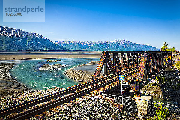 Alaska-Eisenbahngleis überquert die Bird Creek-Mündung mit dem Turnagain Arm of Cook Inlet  Süd-Zentral-Alaska im Sommer; Portage  Alaska  Vereinigte Staaten von Amerika
