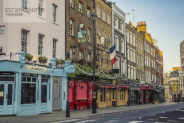 Wellington Street in Covent Garden zur abendlichen Hauptverkehrszeit während der nationalen Abriegelung während der weltweiten Covid-19-Pandemie; London  England
