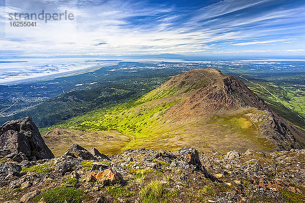 Flattop Mountains Peak 1  2 und 3  vom Flaketop Mountain aus gesehen. Cook Inlet und Anchorage sind im Hintergrund zu sehen. Chugach State Park  Süd-Zentral-Alaska im Sommer; Anchorage  Alaska  Vereinigte Staaten von Amerika