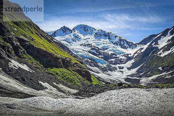 Byron Glacier und Byron Peak mit Schneeflecken an einem sonnigen Tag. Portage Valley  Chugach National Forest  Süd-Zentral-Alaska im Frühling; Alaska  Vereinigte Staaten von Amerika