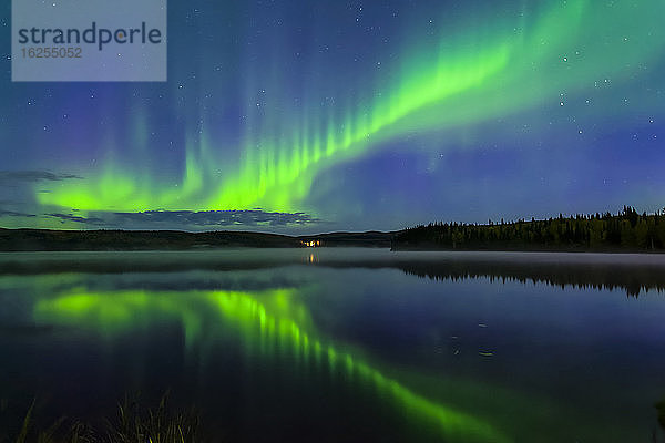 Leuchtend grünes Polarlicht tanzt mit Reflexionen über dem Birch Lake  Inneres Alaska im Herbst; Fairbanks  Alaska  Vereinigte Staaten von Amerika