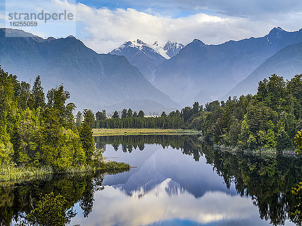 Lake Matheson ist ein kleiner See in Südwestland  Neuseeland  in der Nähe der Gemeinde Fox Glacier. Er ist berühmt für seine spiegelnden Ansichten von Aoraki/Mount Cook und Mount Tasman; Südwestland  Südinsel  Neuseeland
