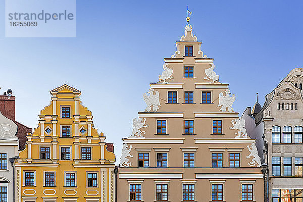 Dekorative Giebel an Gebäuden vor einem klaren blauen Himmel auf dem Marktplatz; Breslau  Schlesien  Polen