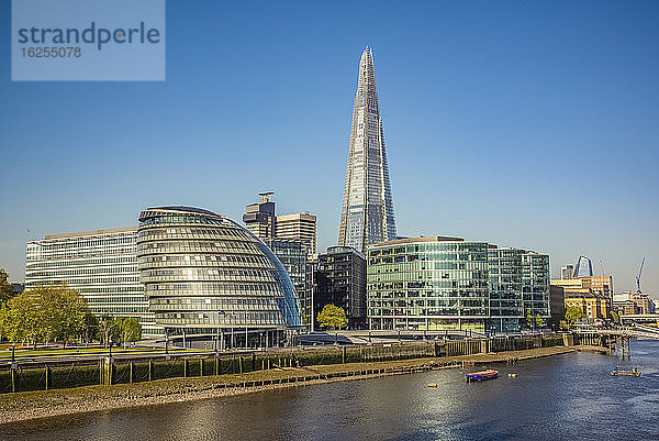 Blick von der Tower Bridge auf London und die Themse; London  England  UK