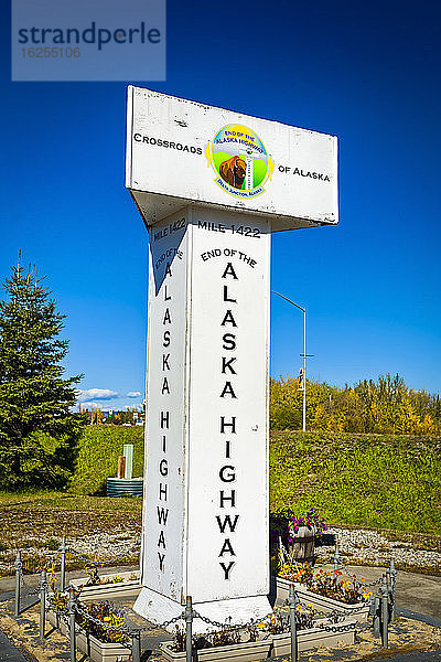 Ende der Alaska-Highway-Markierung unter blauem Himmel  Innen-Alaska im Herbst; Delta Junction  Alaska  Vereinigte Staaten von Amerika