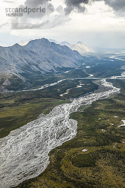 Luftaufnahme der Berge in der Brooks Range und des Flusstals während eines aufziehenden Sturms im Sommer; Alaska  Vereinigte Staaten von Amerika