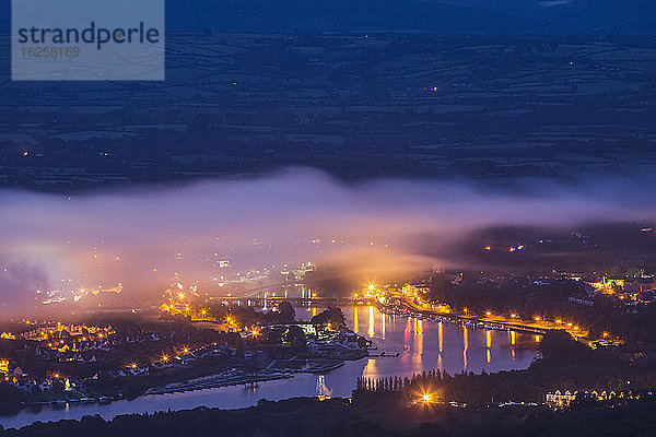 Die Partnerstädte Ballina und Killaloe bei Nacht am Fluss Shannon mit Nebel über den Städten; Killaloe  Grafschaft Clare  Irland