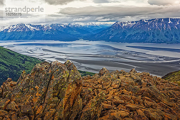 Steinhaufen am Bird Ridge und Turnagain Arm  Chugach State Park  Süd-Zentral-Alaska im Sommer; Alaska  Vereinigte Staaten von Amerika