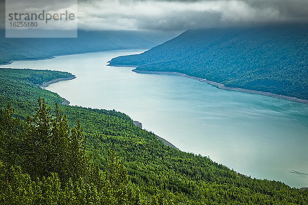 Luftaufnahme des Eklutna Lake umgeben von Grünflächen  Chugach State Park  Süd-Zentral-Alaska im Sommer; Alaska  Vereinigte Staaten von Amerika