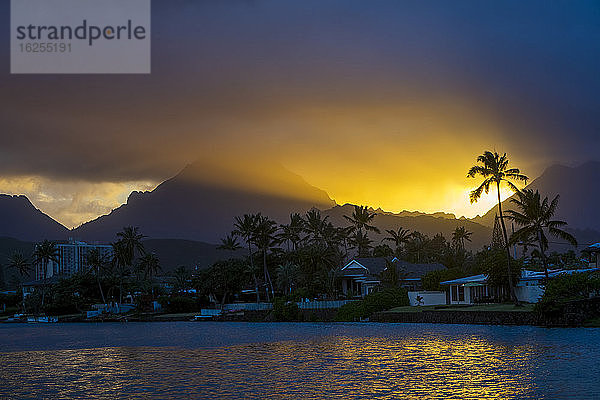 Silhouettierte Palme und Berge bei Sonnenuntergang  Ka'elepulu-Kanal; Oahu  Hawaii  Vereinigte Staaten von Amerika
