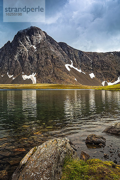 South Suicide Peak und Rabbit Lake  Chugach State Park  Süd-Zentral-Alaska im Sommer; Anchorage  Alaska  Vereinigte Staaten von Amerika