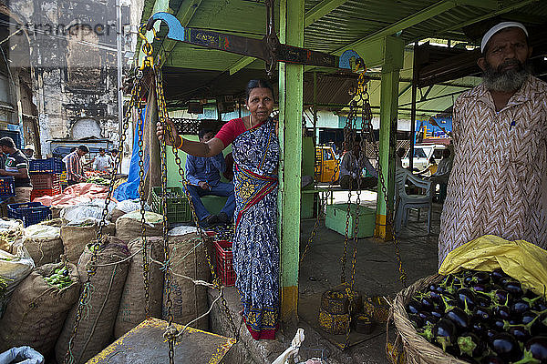 Traditionell gekleidete Standbesitzer auf indischem Gemüsemarkt