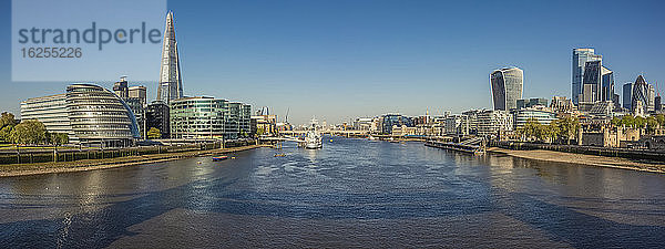 Verlassene Themse und Panoramablick auf London auf dem Höhepunkt der Covid-19-Pandemie; London  England  UK