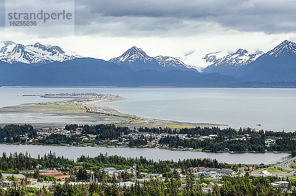 Luftaufnahme der Stadt Homer und der Homer-Spit im Bezirk der Kenai-Halbinsel in der Kachemak-Bucht mit der Kenai-Bergkette in der Ferne; Kenai-Halbinsel  Alaska  Vereinigte Staaten von Amerika