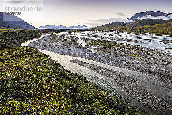 Sonnenuntergang am Canning River aus der Vogelperspektive  im Spätsommer  Brooks Range  Arctic National Wildlife Refuge; Alaska  Vereinigte Staaten von Amerika