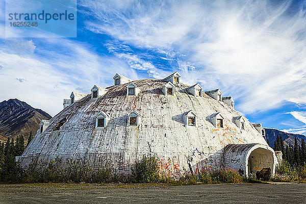 Verlassenes Iglu-Stadt-Hotel und Iglu-förmiges Gebäude in Iglu-Stadt entlang des George Parks Highway  Inner-Alaska im Sommer; Cantwell  Alaska  Vereinigte Staaten von Amerika