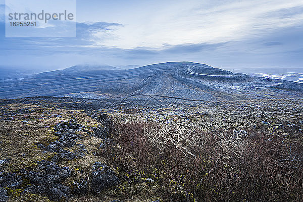 Der Burren-Nationalpark an einem kalten  bewölkten Morgen; Grafschaft Clare  Irland