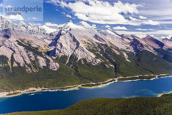 Rocky Mountains und ein blauer Alpensee  Banff-Nationalpark; Alberta  Kanada